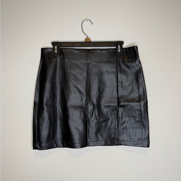 Elegant Black Leather Skirt - Picture 1 of 8